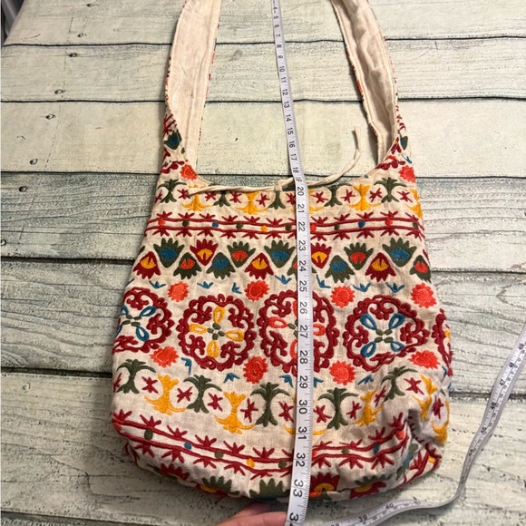 Embroidered colorful pattern crossbody purse. - Picture 5 of 7